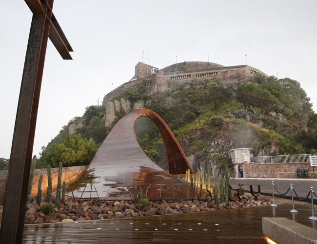 Impulsan un entorno más seguro con nuevo arco y explanada en la subida del Cerro del Cubilete