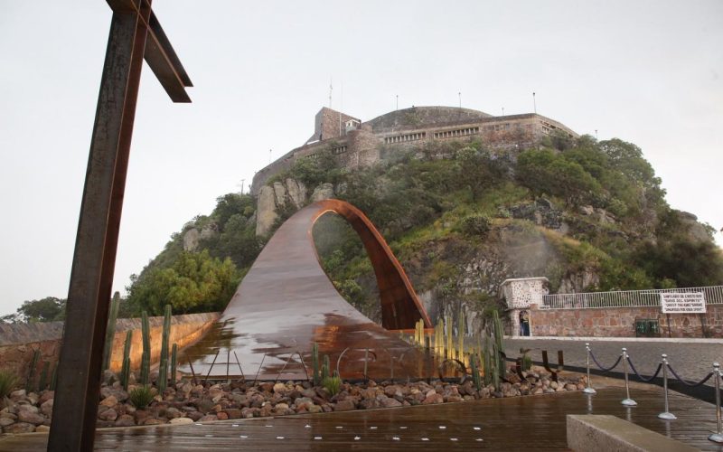 Impulsan un entorno más seguro con nuevo arco y explanada en la subida del Cerro del Cubilete