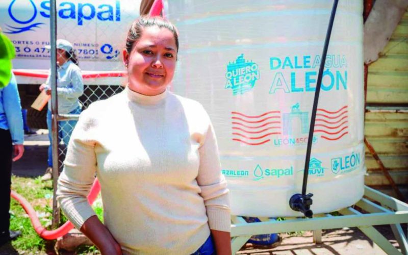 Municipio de León acerca soluciones de agua a familias de Noria de Septién