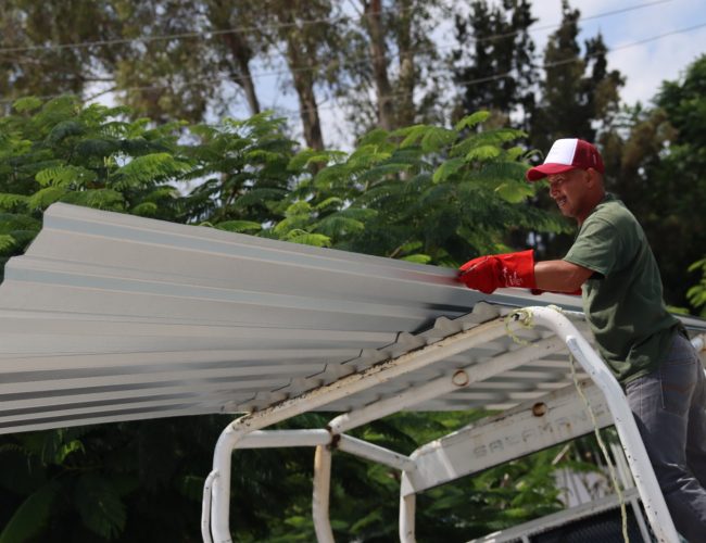 Fortalecen atención a comunidades salmantinas con entrega de apoyos para vivienda
