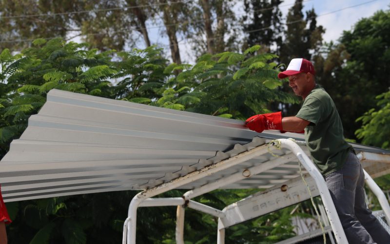 Fortalecen atención a comunidades salmantinas con entrega de apoyos para vivienda