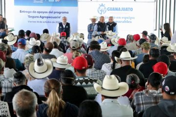 Entregan seguros agropecuarios a productores irapuatenses