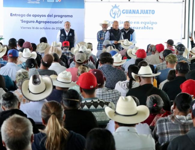 Entregan seguros agropecuarios a productores irapuatenses