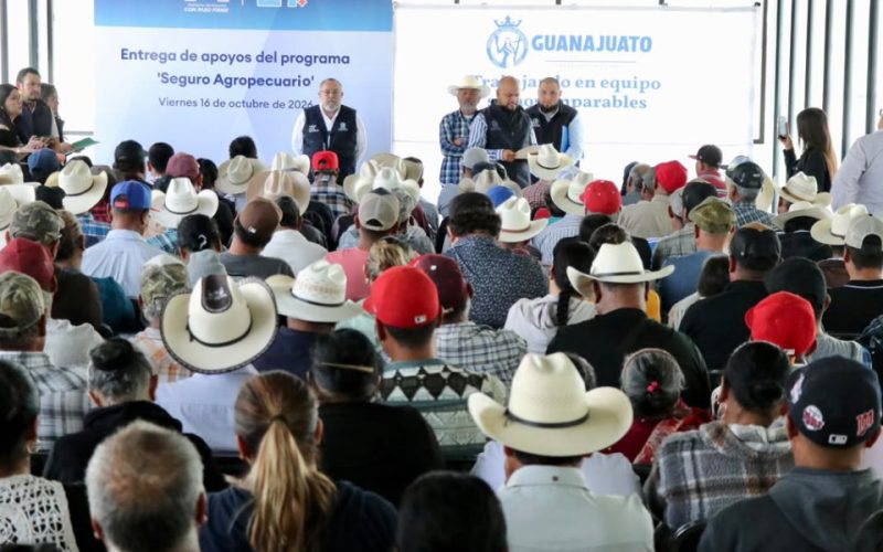 Entregan seguros agropecuarios a productores irapuatenses