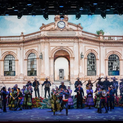 El colorido del Norte de México se vivió con el Ballet Folklórico de la UG
