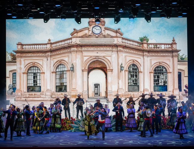 El colorido del Norte de México se vivió con el Ballet Folklórico de la UG